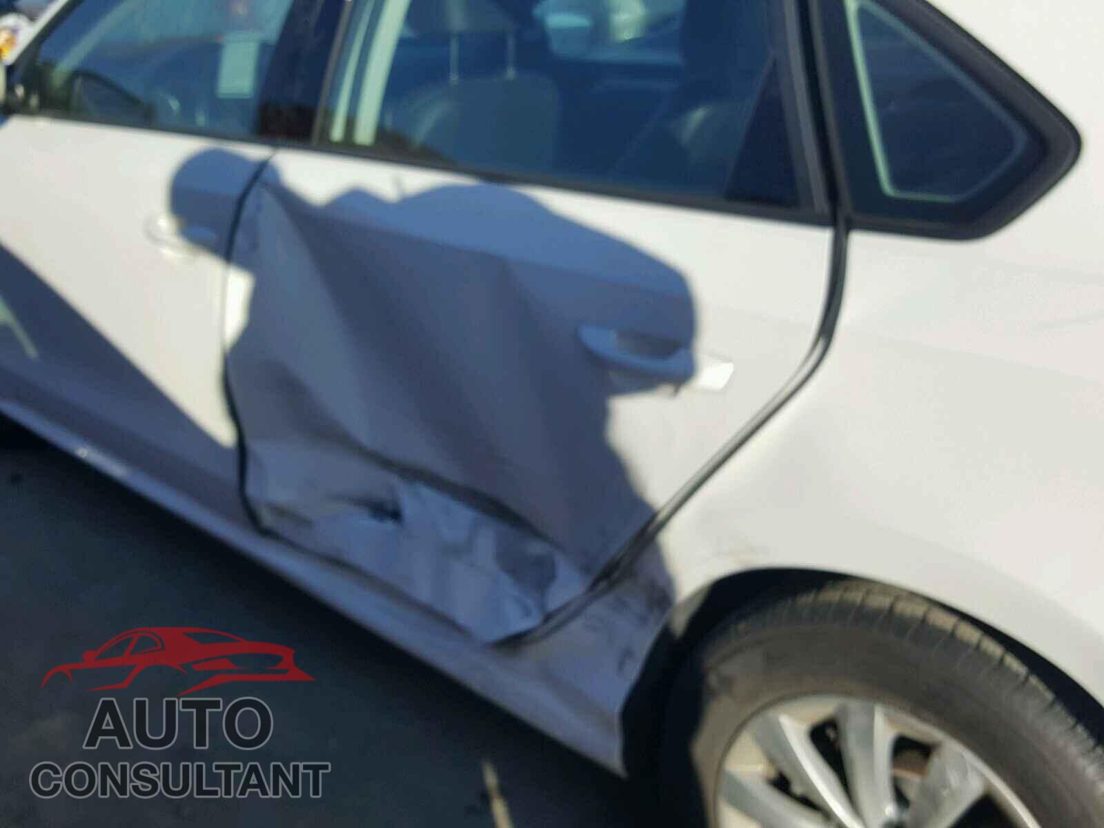 VOLKSWAGEN PASSAT 2015 - 1VWAT7A39FC099242