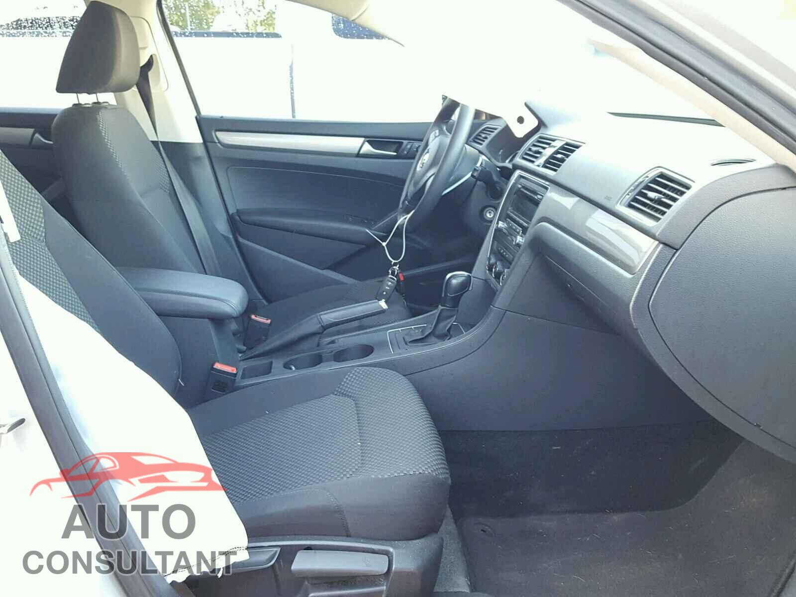 VOLKSWAGEN PASSAT 2015 - 1VWAS7A38FC066249