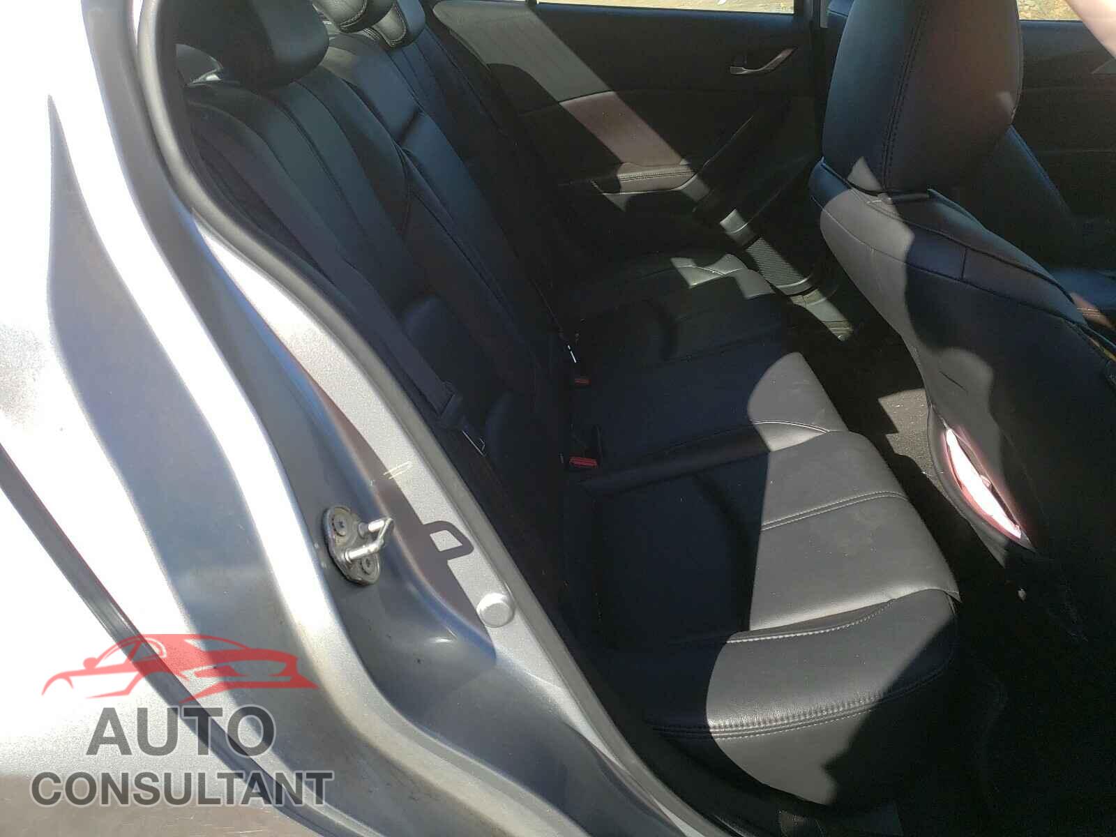 MAZDA 3 2018 - 3MZBN1V38JM214748