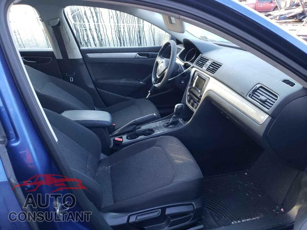 VOLKSWAGEN PASSAT 2017 - 1VWAT7A37HC027393