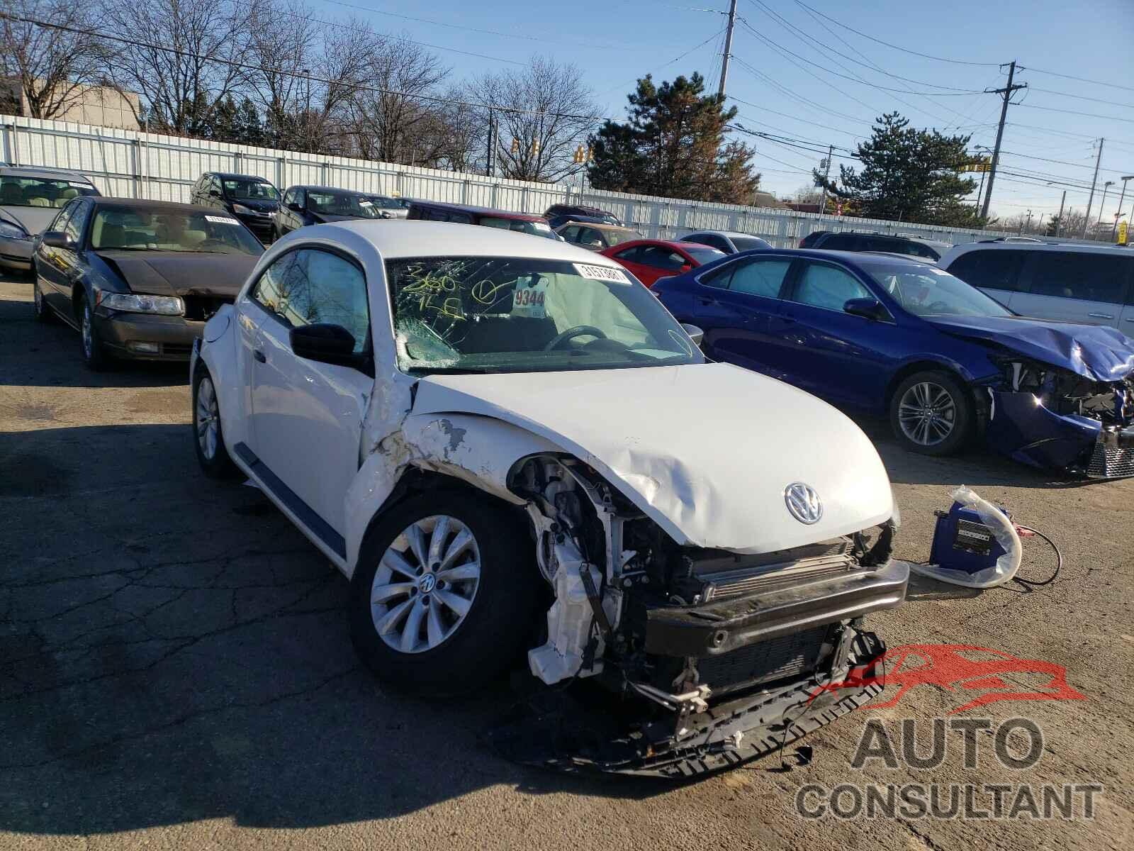 VOLKSWAGEN BEETLE 2018 - 3VWFD7AT7JM709911