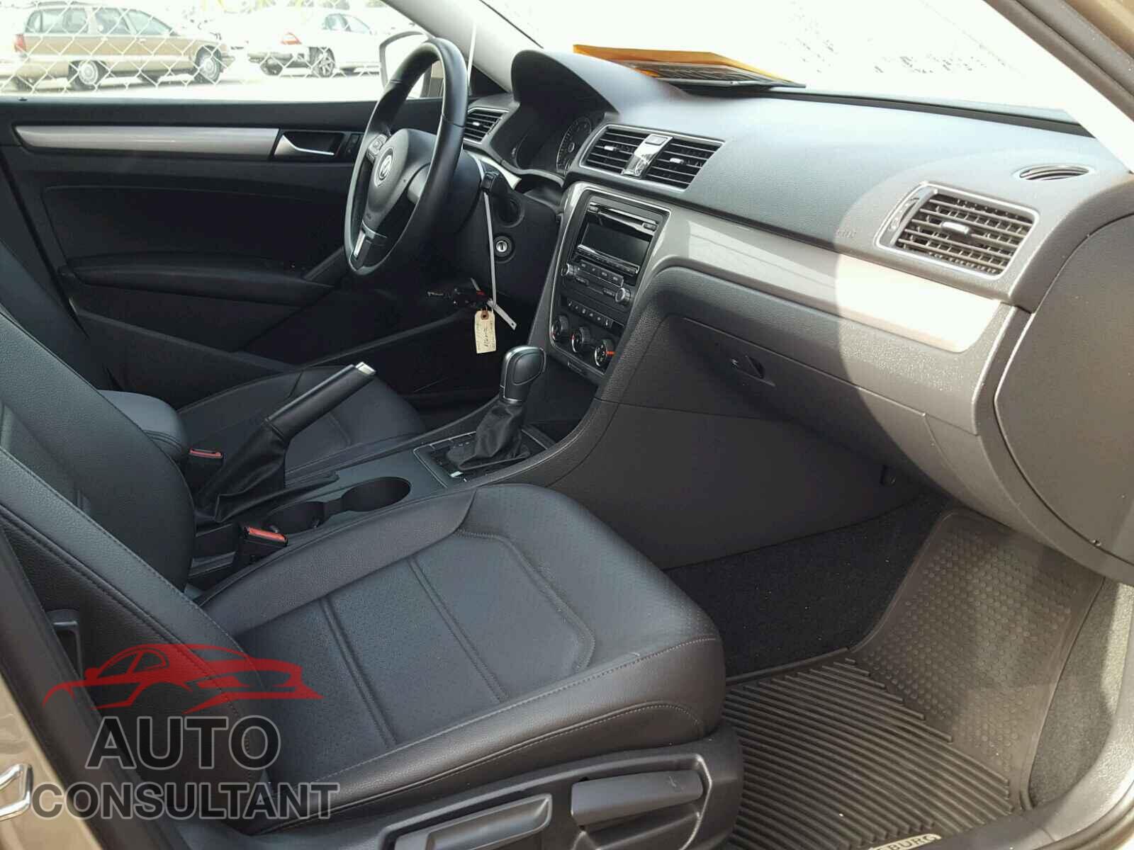 VOLKSWAGEN PASSAT 2015 - 1VWAT7A39FC017493