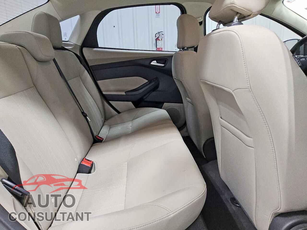 FORD FOCUS 2015 - 1FADP3F21FL211132