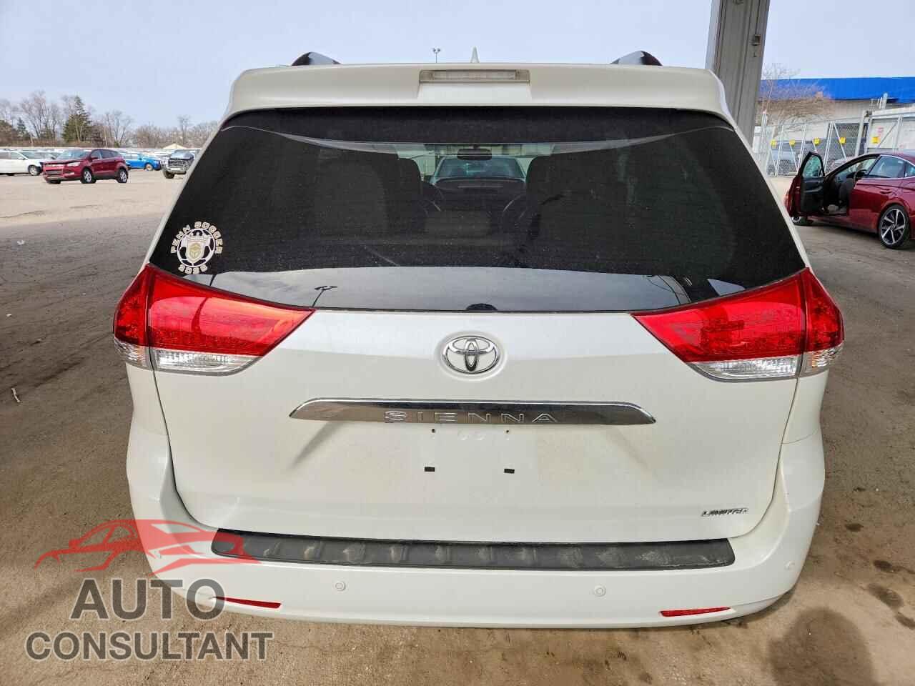 TOYOTA SIENNA 2013 - 5TDYK3DC8DS372191