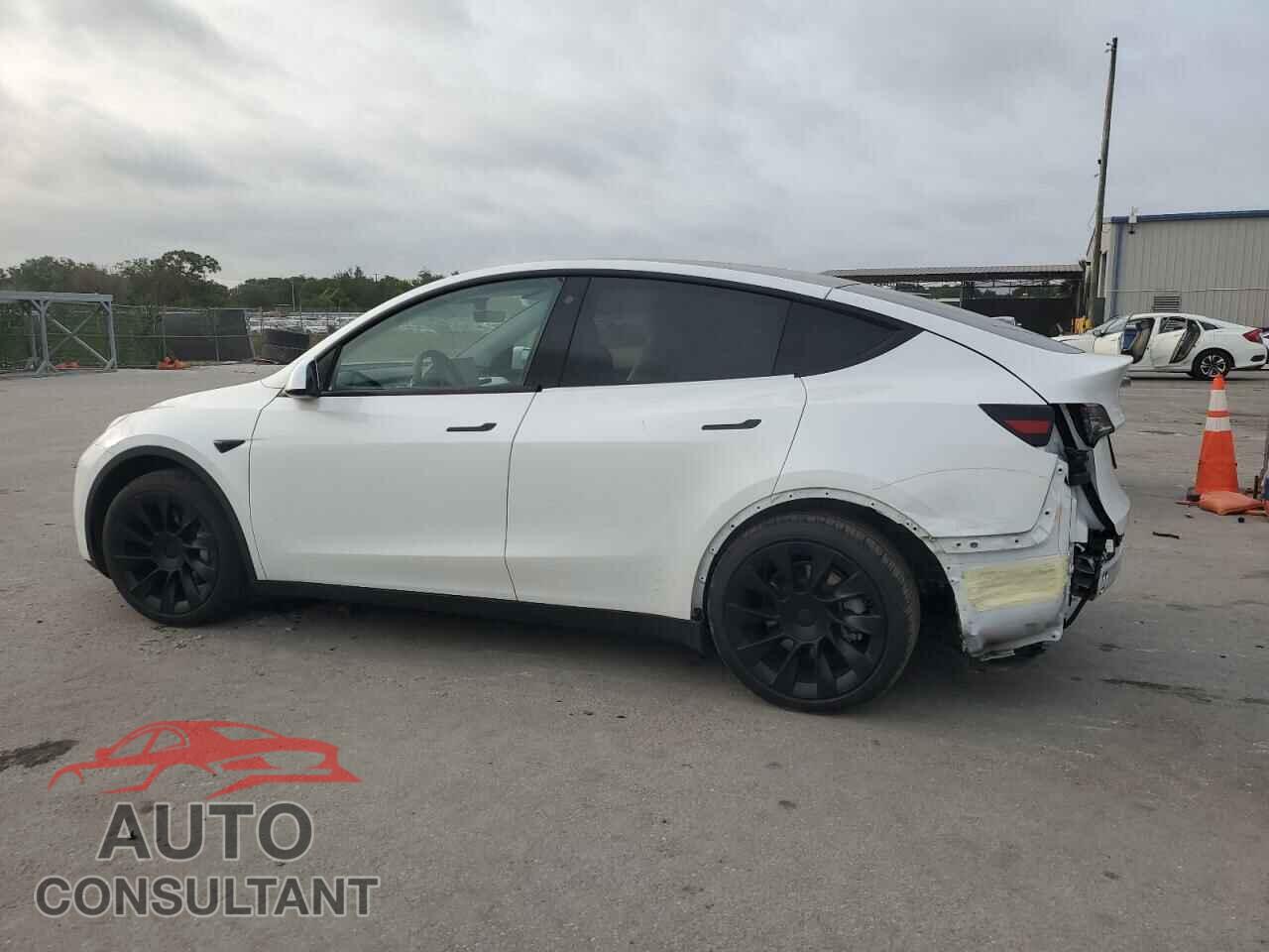 TESLA MODEL Y 2021 - 5YJYGAEE2MF144472