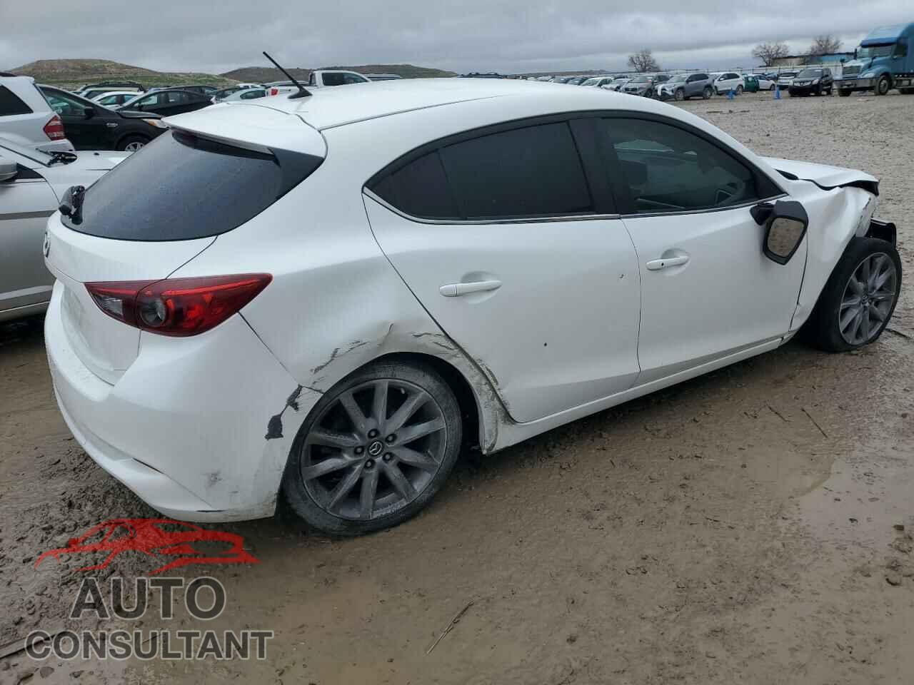 MAZDA 3 2018 - 3MZBN1L30JM261498