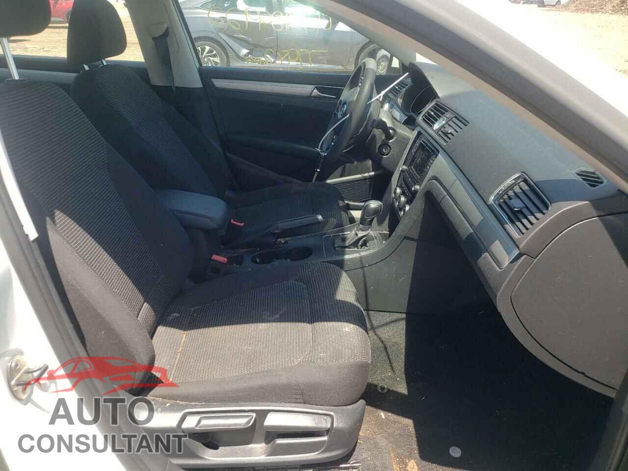 VOLKSWAGEN PASSAT 2017 - 1VWAT7A30HC076600