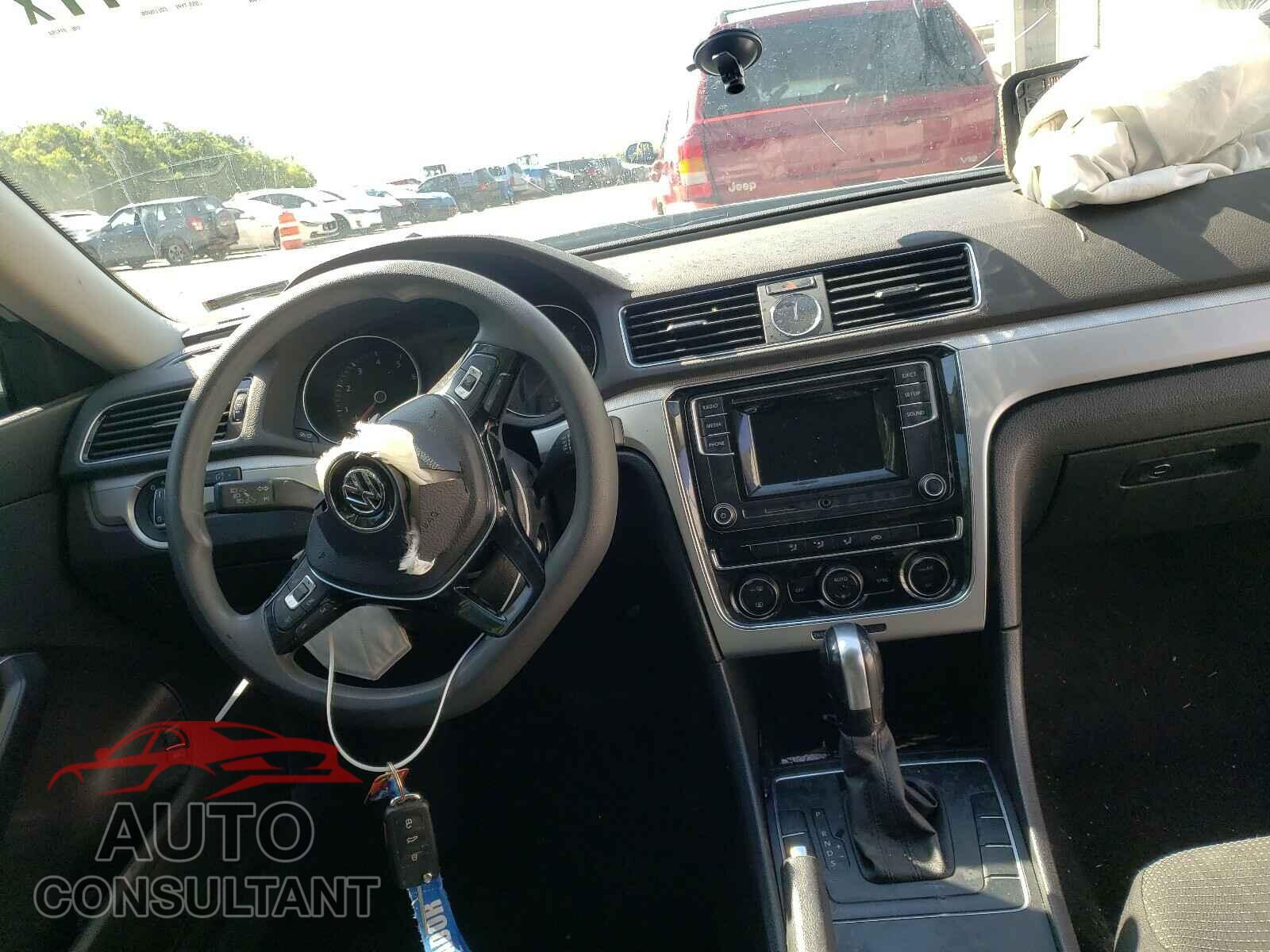 VOLKSWAGEN PASSAT 2017 - 1VWAT7A37HC015258