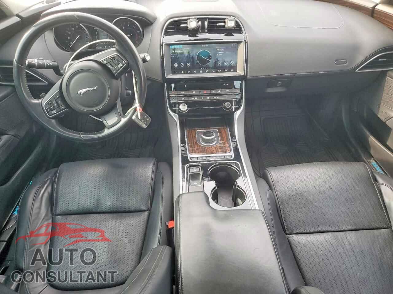 JAGUAR XE 2017 - SAJAN4BV9HA950838