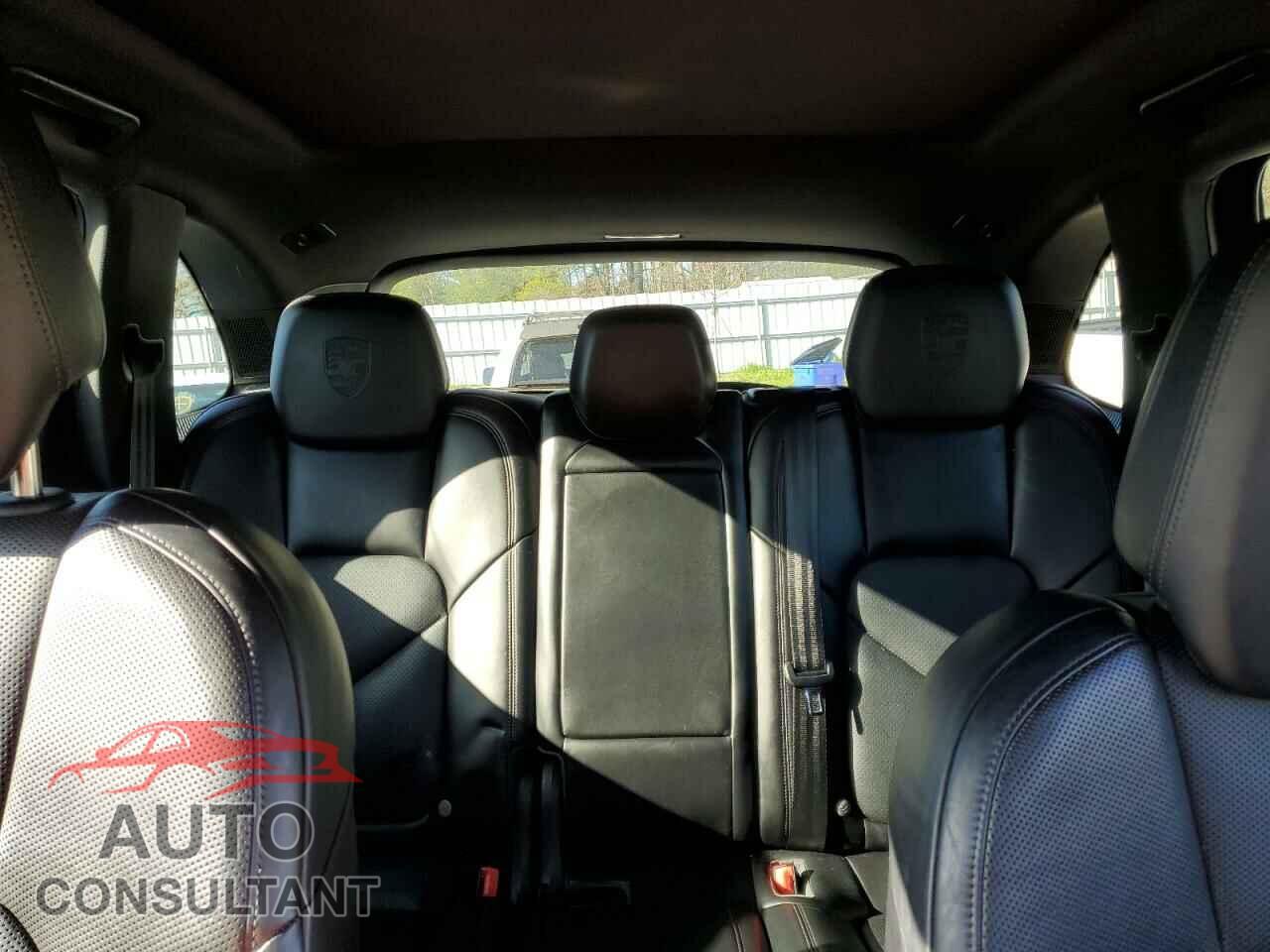 PORSCHE CAYENNE 2017 - WP1AA2A22HKA82552