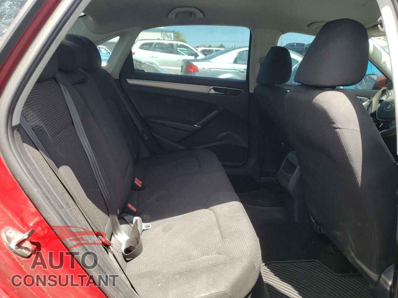 VOLKSWAGEN PASSAT 2017 - 1VWAT7A39HC057589