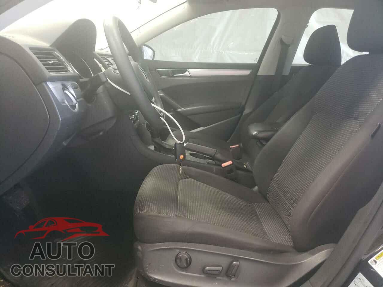 VOLKSWAGEN PASSAT 2018 - 1VWAA7A37JC046148