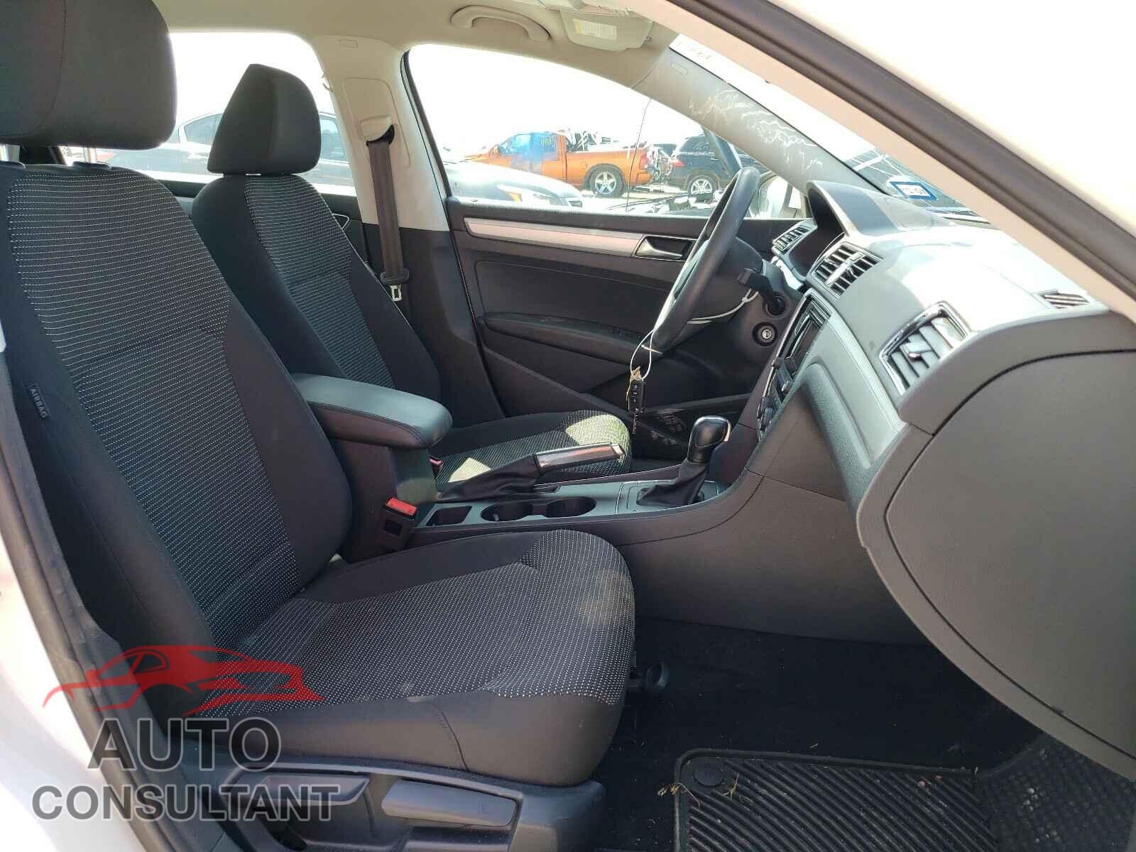 VOLKSWAGEN PASSAT 2017 - 1VWAT7A3XHC084199