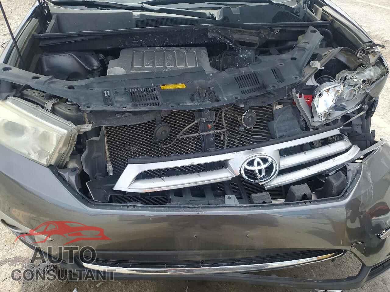 TOYOTA HIGHLANDER 2013 - 5TDBK3EH8DS265612