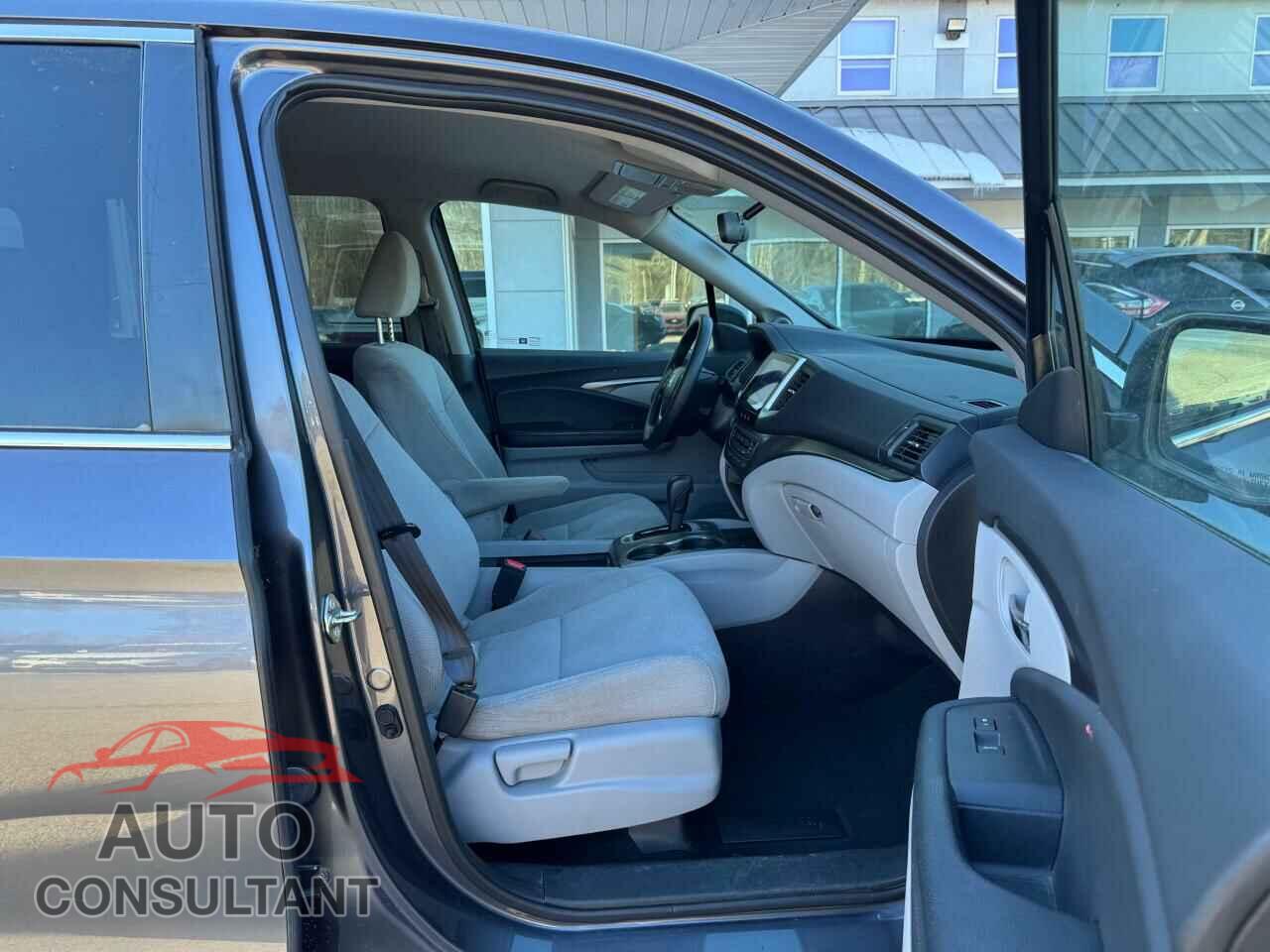 HONDA PILOT 2017 - 5FNYF6H32HB005734
