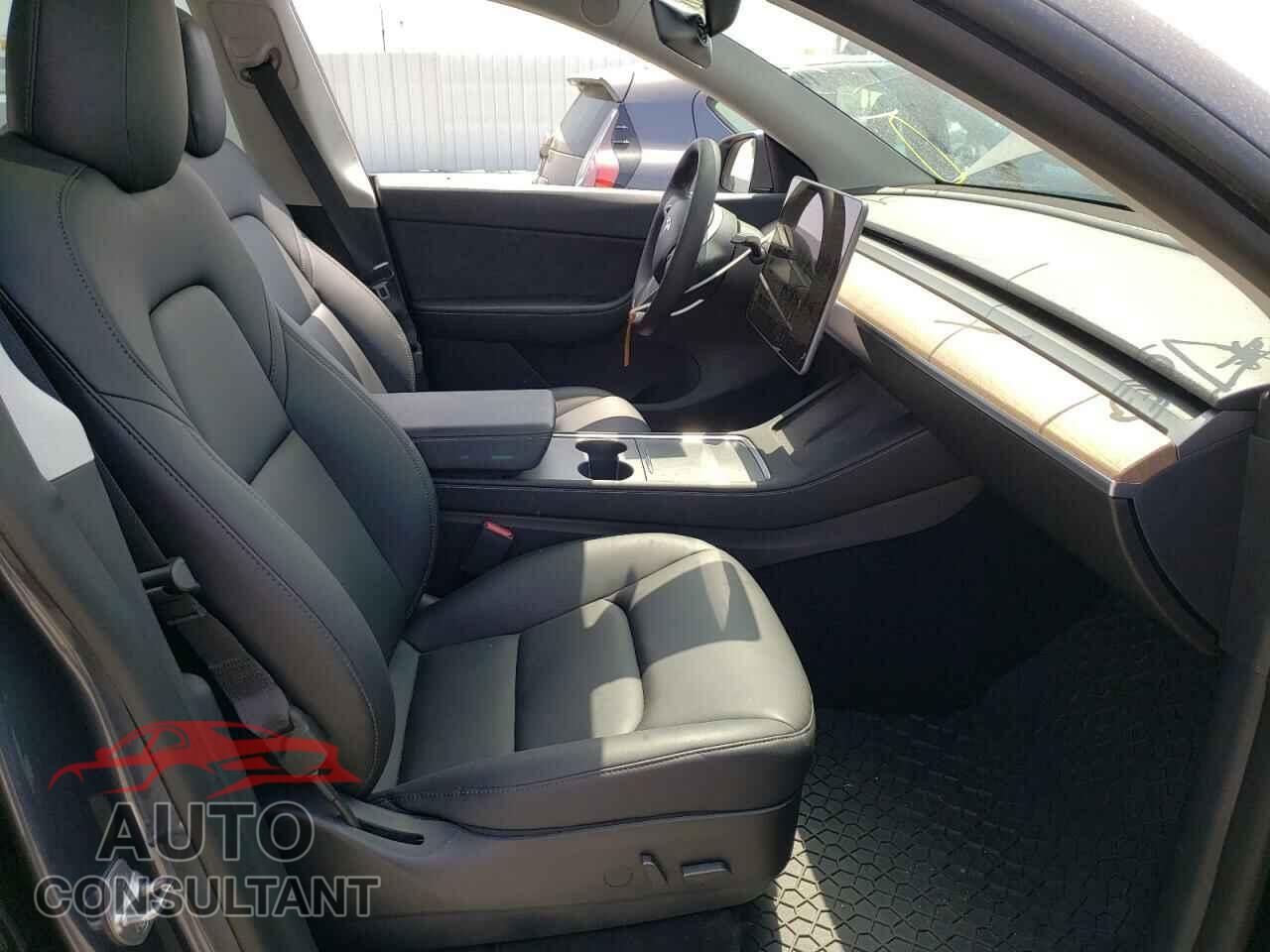 TESLA MODEL Y 2021 - 5YJYGDEE2MF304559