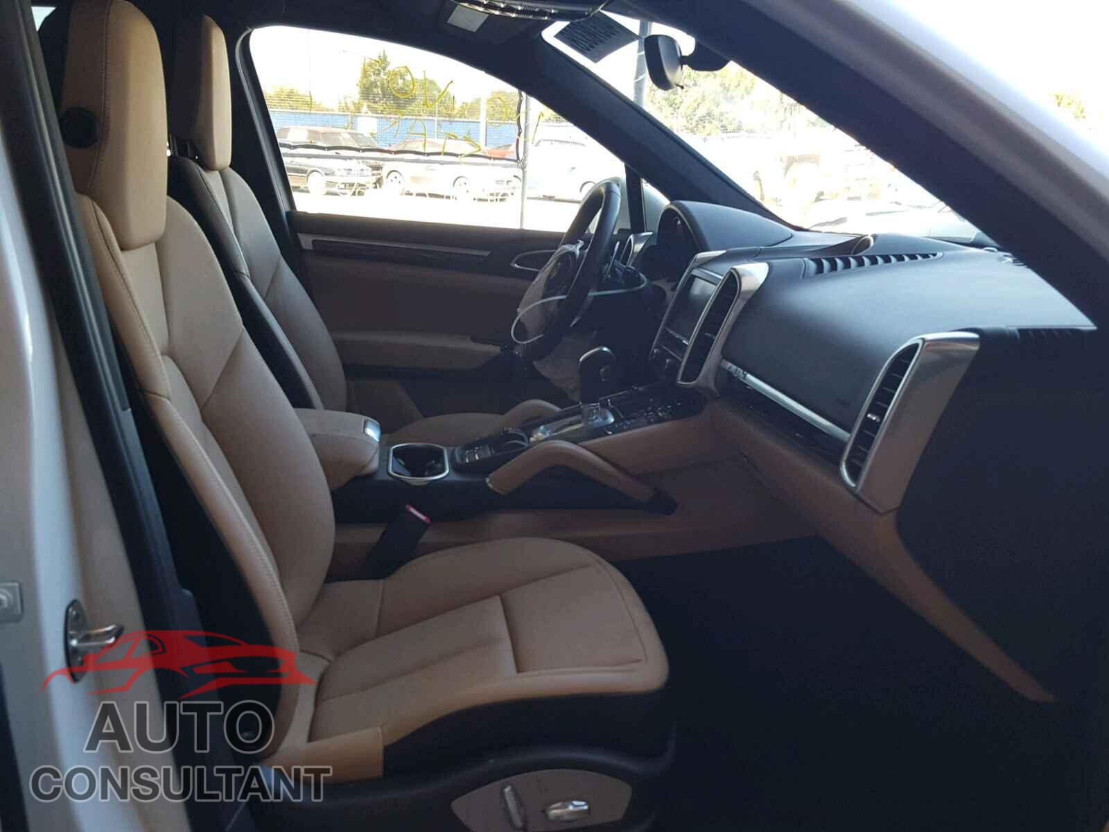PORSCHE CAYENNE 2016 - WP1AA2A27GKA12382