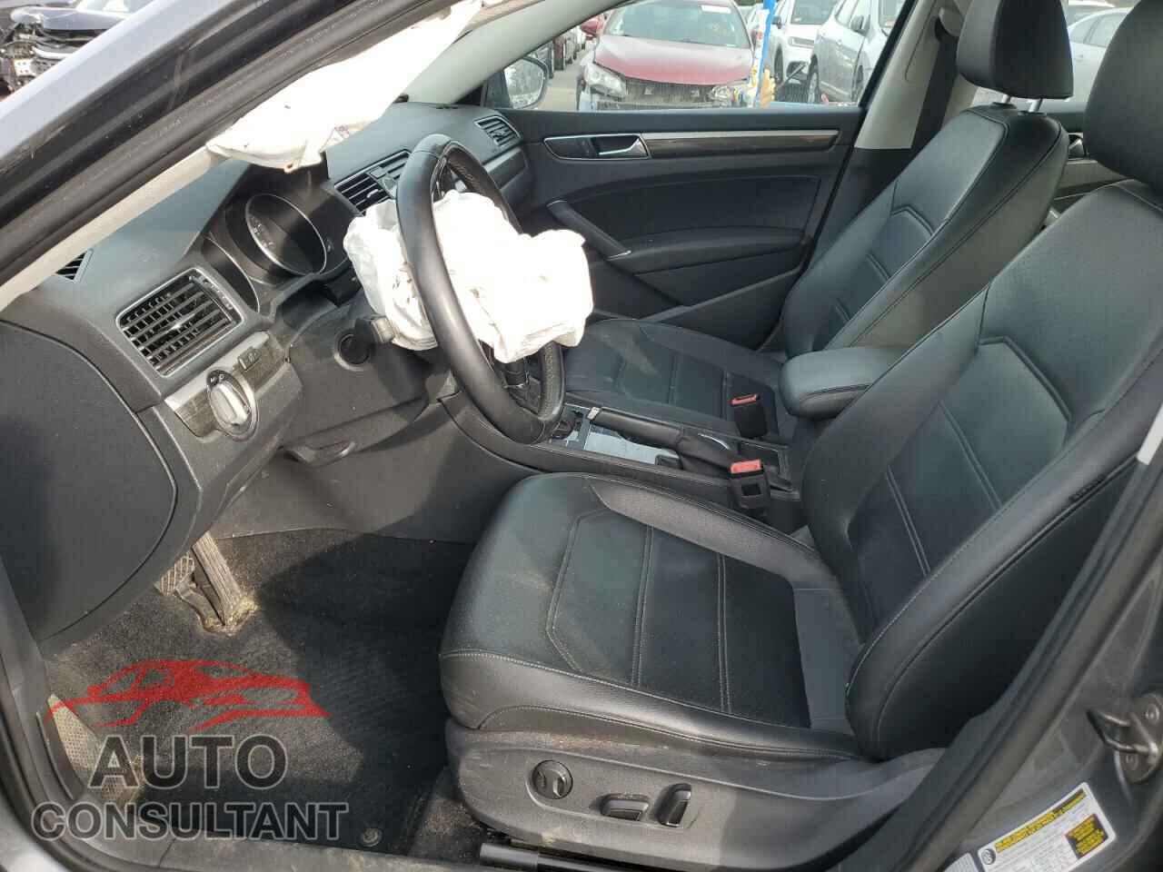 VOLKSWAGEN PASSAT 2017 - 1VWGT7A37HC003797