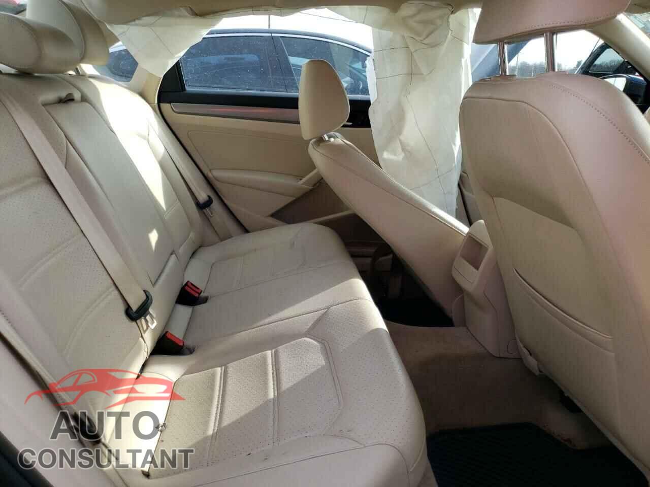 VOLKSWAGEN PASSAT 2015 - 1VWAT7A37FC093228