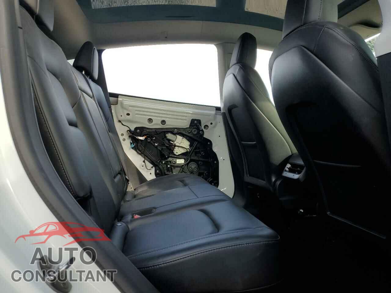 TESLA MODEL Y 2021 - 5YJYGDEEXMF244899