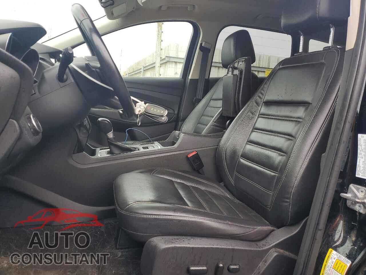 FORD ESCAPE 2017 - 1FMCU9J90HUD43152