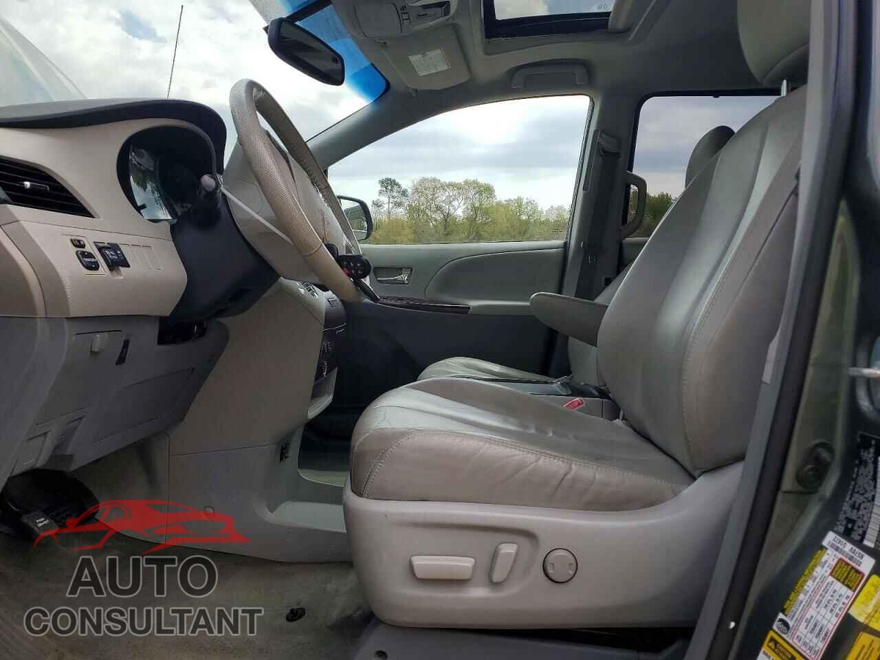 TOYOTA SIENNA 2013 - 5TDYK3DC8DS380632