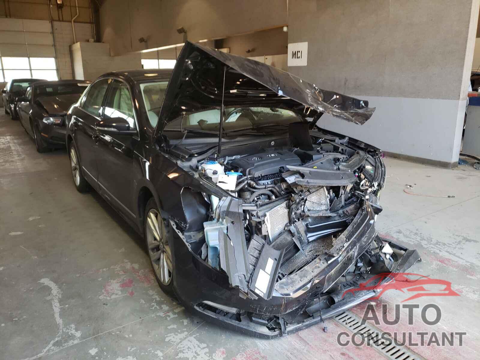 VOLKSWAGEN PASSAT 2017 - 1VWGT7A31HC071304
