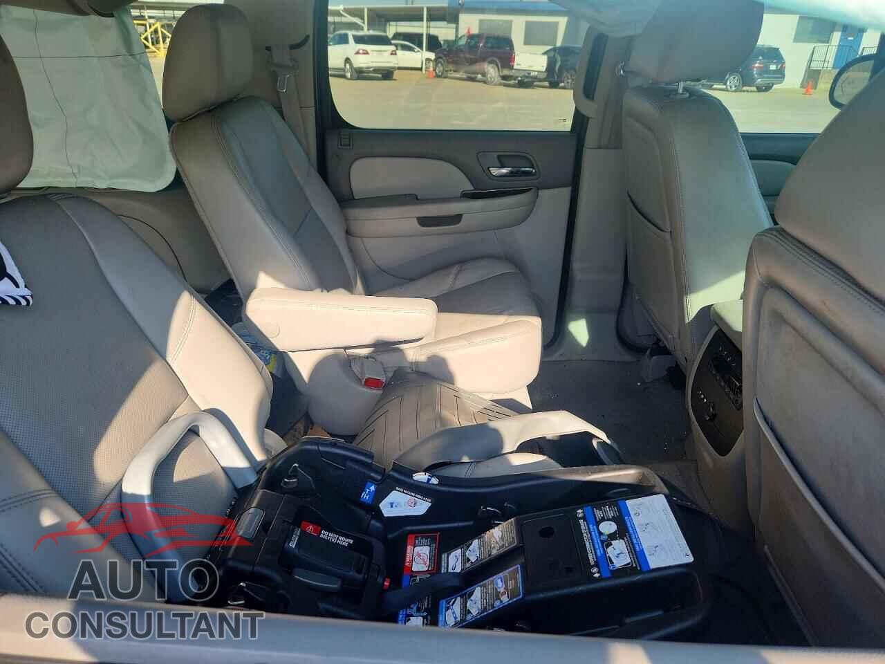CHEVROLET SUBURBAN 2011 - 1GNSCKE06BR390872