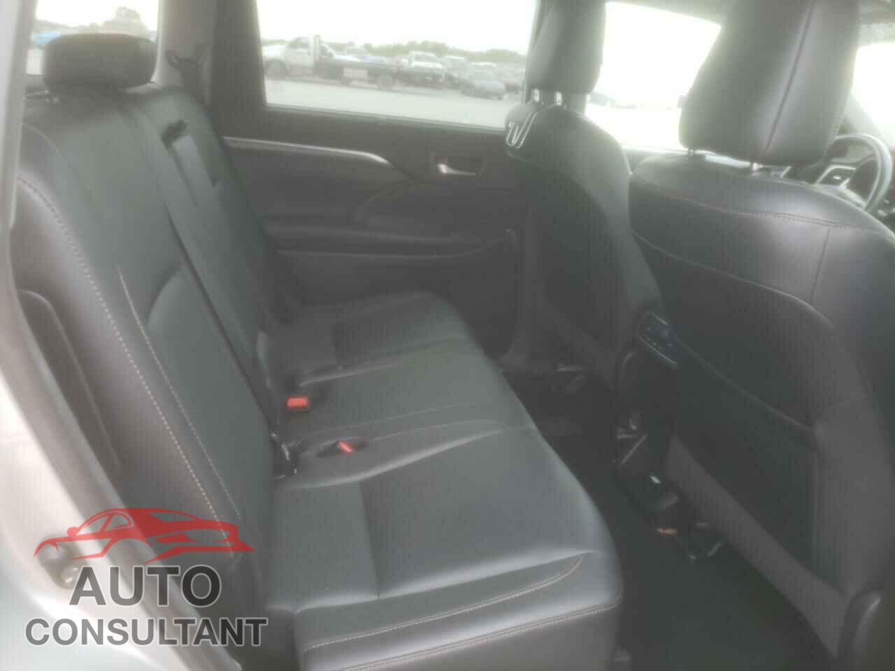 TOYOTA HIGHLANDER 2018 - 5TDDZRFH2JS828865