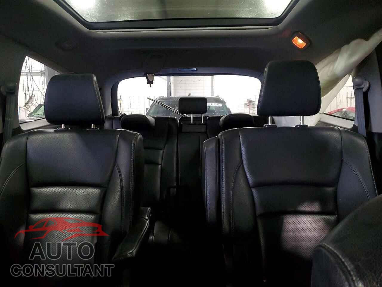 HONDA PILOT 2017 - 5FNYF6H00HB032355