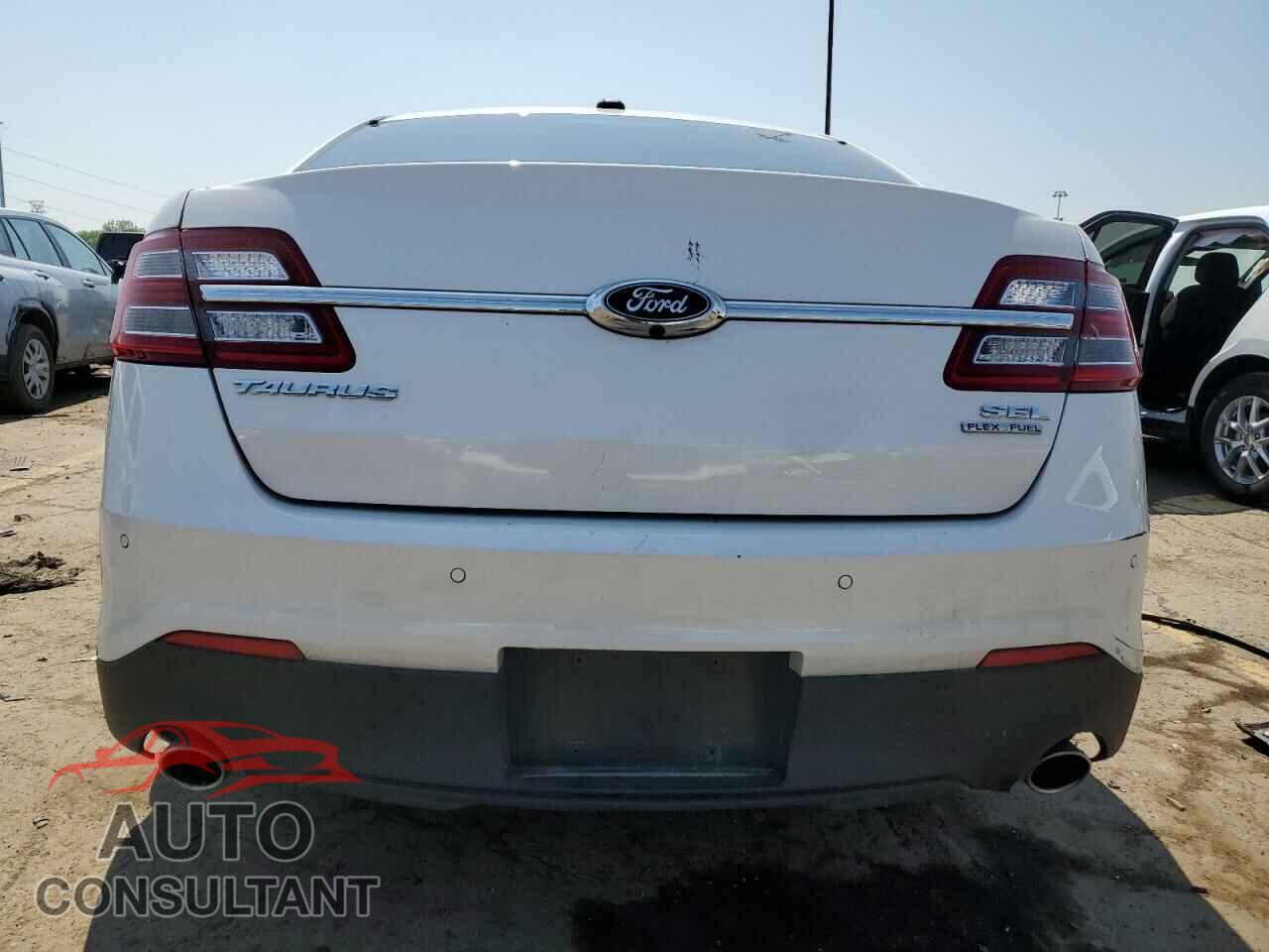 FORD TAURUS 2018 - 1FAHP2E88JG111466