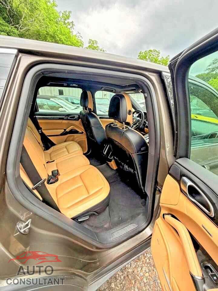 PORSCHE CAYENNE 2016 - WP1AA2A20GLA00519