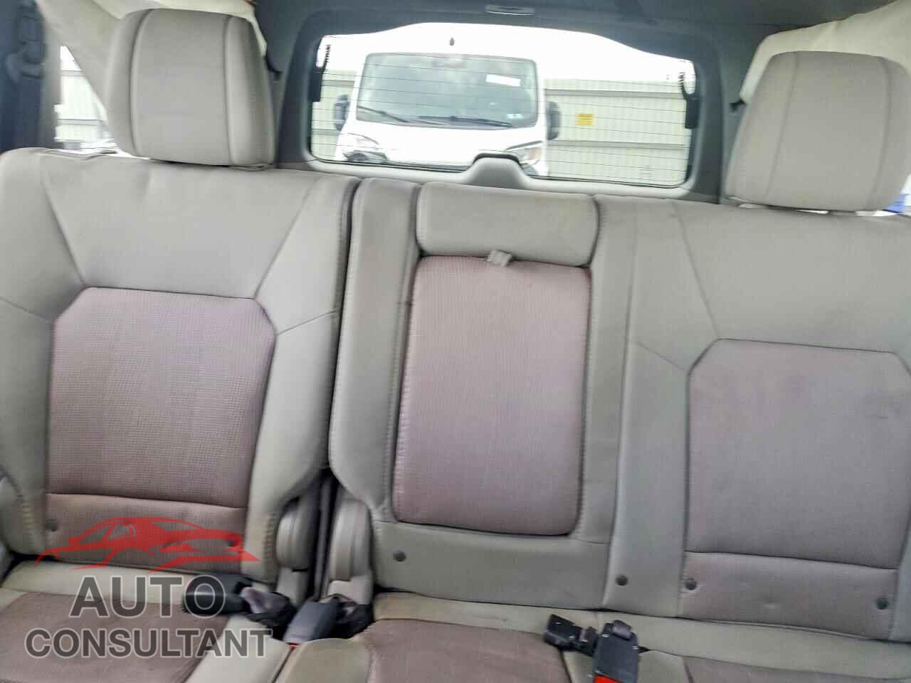 HONDA PILOT 2015 - 5FNYF4H40FB042582