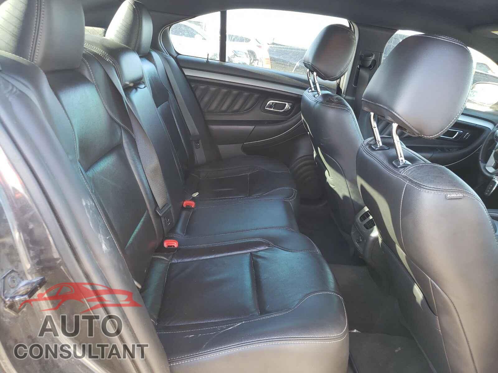 FORD TAURUS 2018 - 1FAHP2E82JG111897