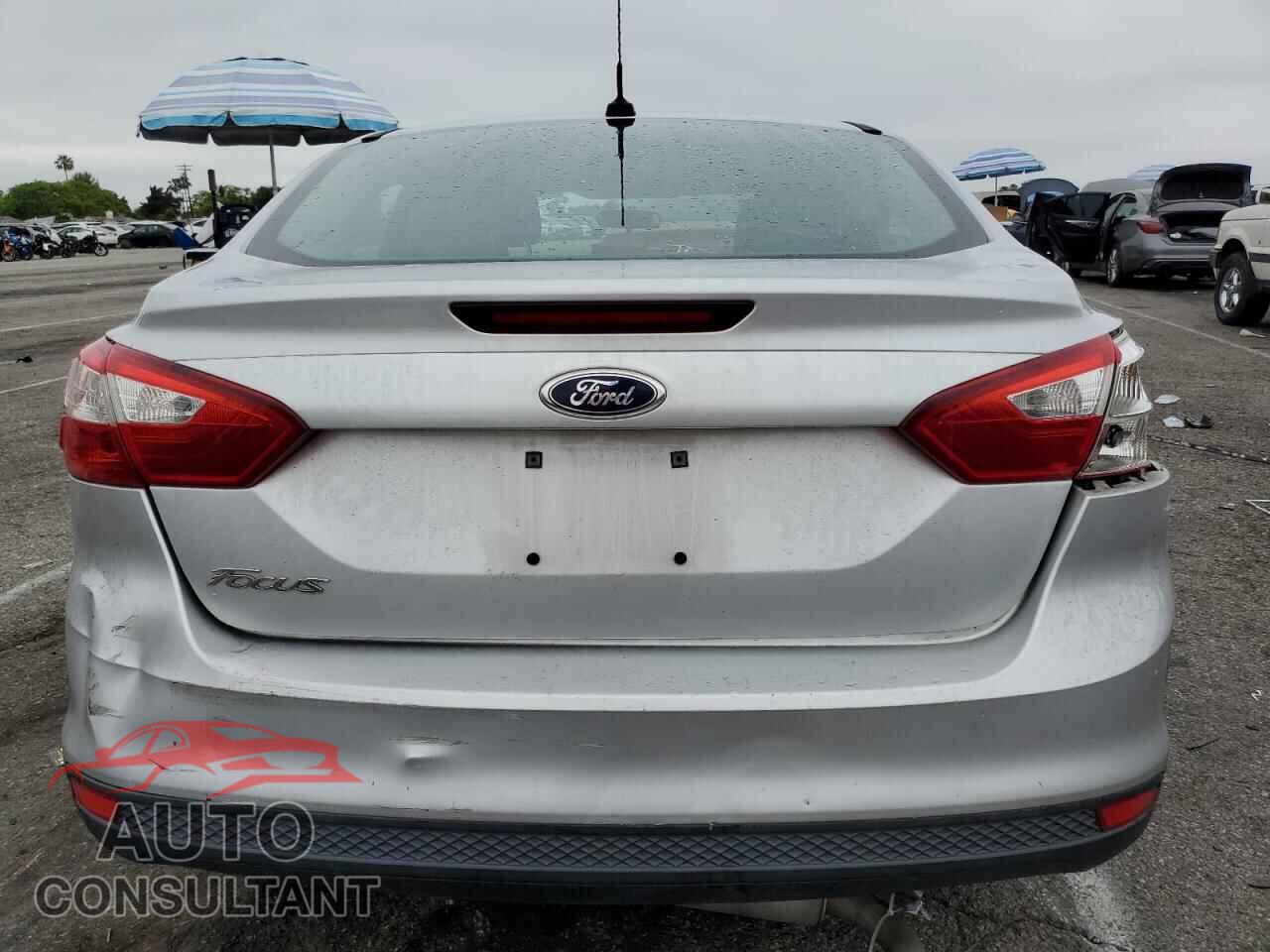 FORD FOCUS 2014 - 1FADP3E27EL401095