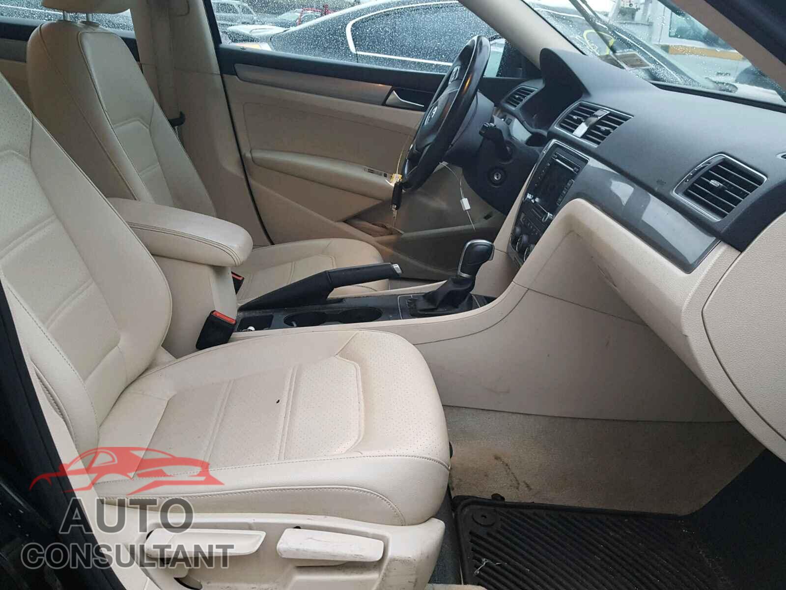 VOLKSWAGEN PASSAT 2015 - 1VWAT7A38FC044197