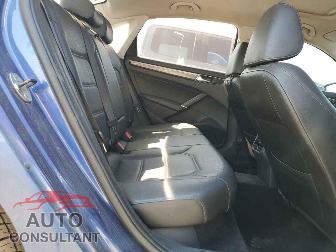 VOLKSWAGEN PASSAT 2017 - 1VWGT7A38HC054466