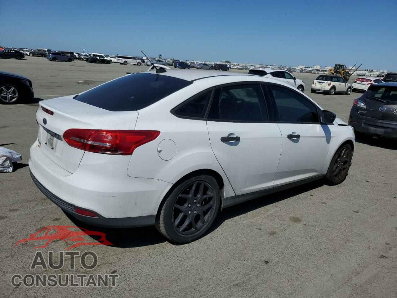 FORD FOCUS 2015 - 1FADP3E24FL386217