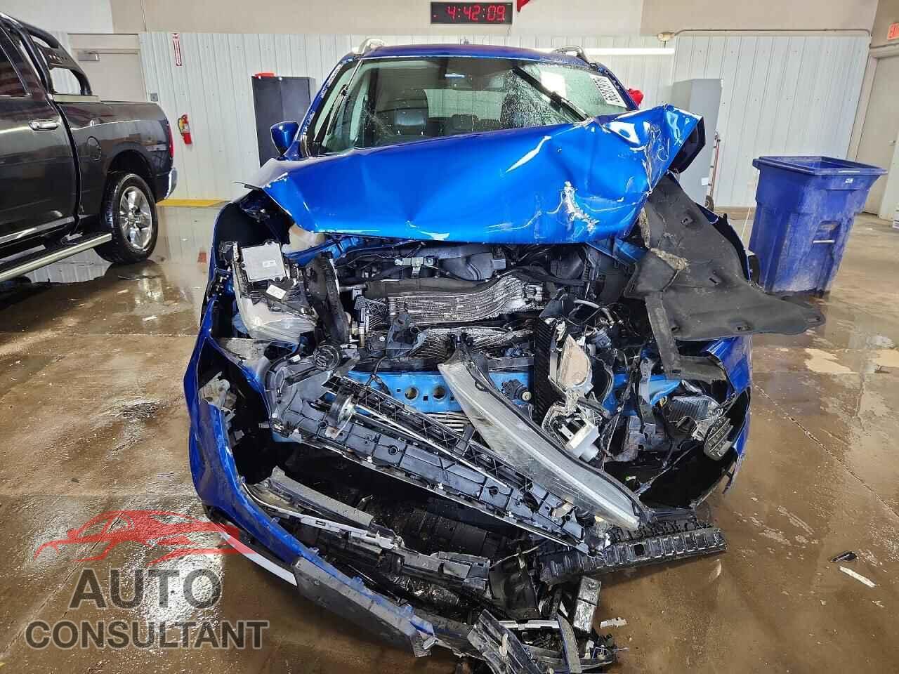 FORD ESCAPE 2017 - 1FMCU0J96HUD91475