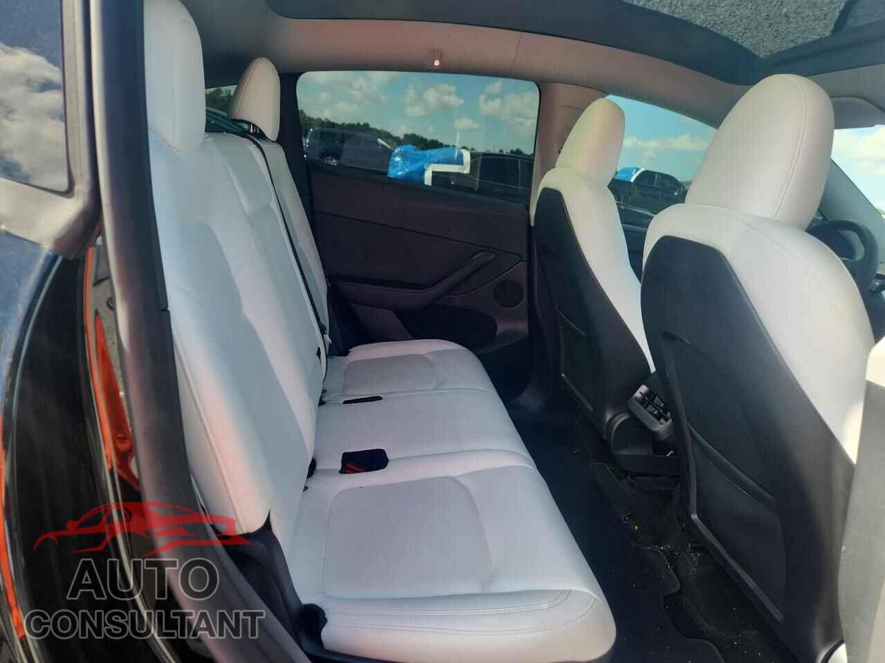 TESLA MODEL Y 2024 - 7SAYGAEE2RF064423