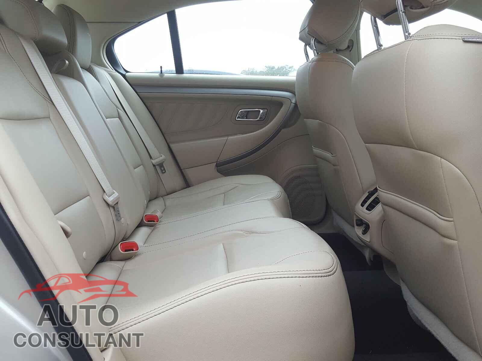 FORD TAURUS 2018 - 1FAHP2E80JG120145