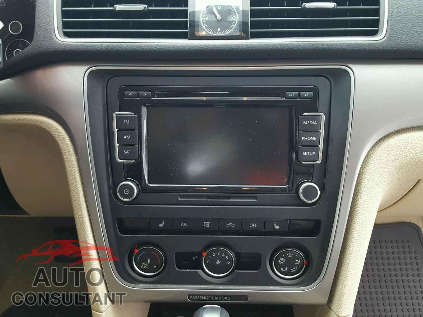 VOLKSWAGEN PASSAT 2015 - 1VWAT7A36FC084326