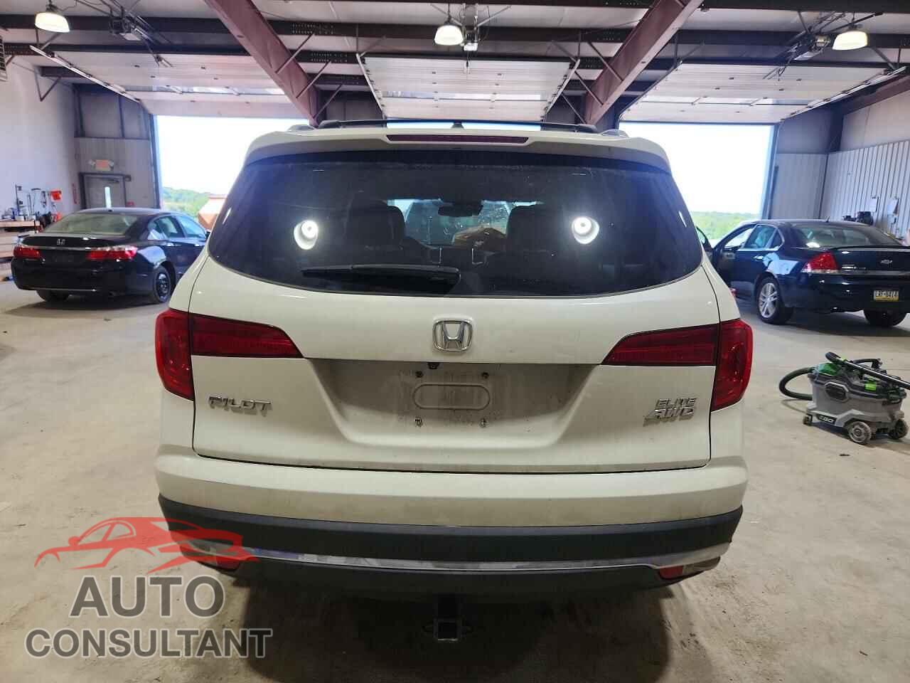 HONDA PILOT 2017 - 5FNYF6H03HB098043