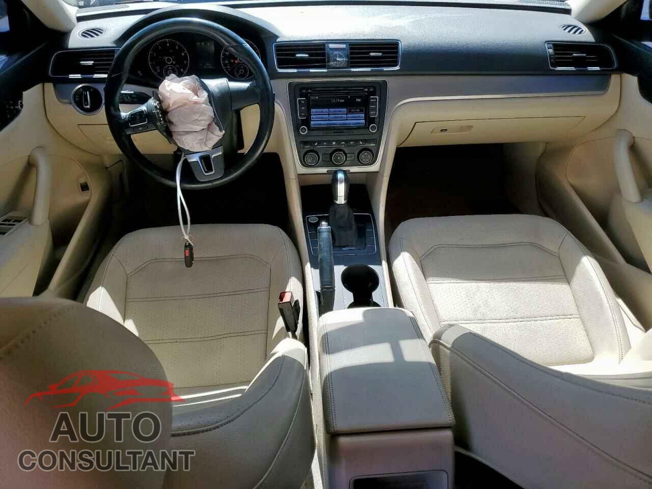 VOLKSWAGEN PASSAT 2015 - 1VWAT7A33FC082081