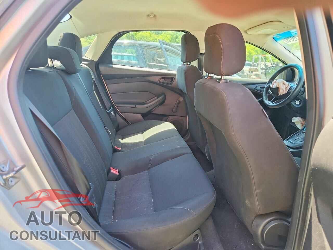 FORD FOCUS 2015 - 1FADP3E26FL246542