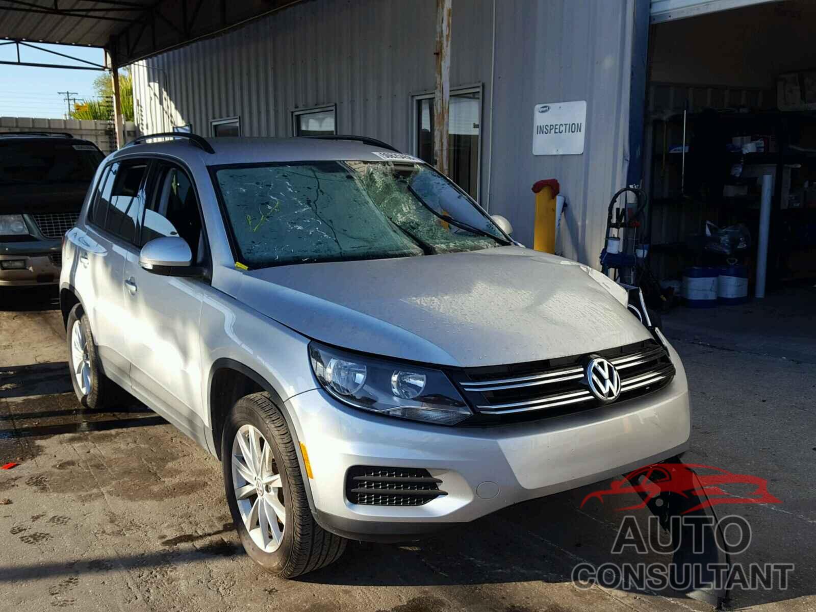 VOLKSWAGEN TIGUAN S 2017 - WVGAV7AX1HK044336