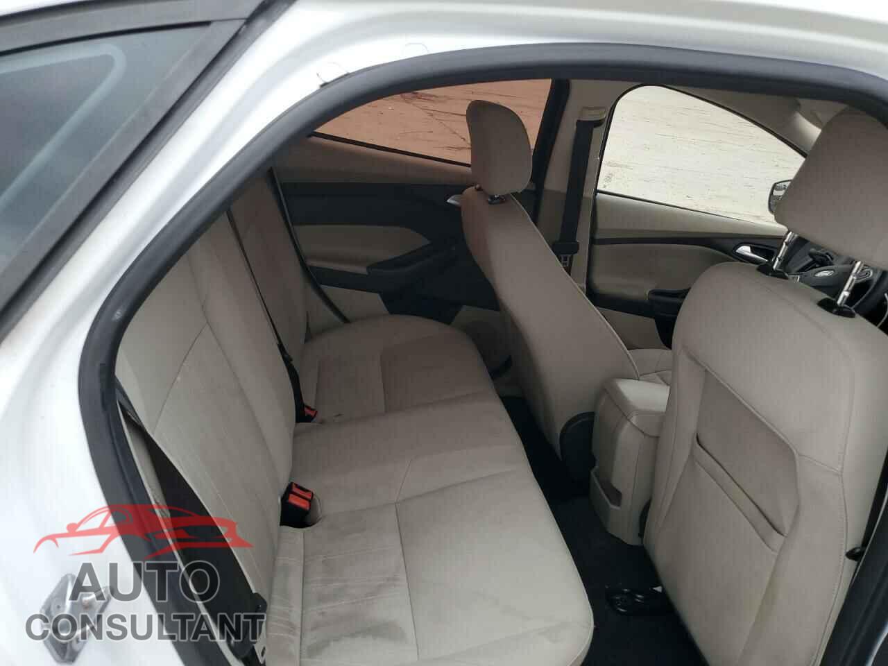 FORD FOCUS 2015 - 1FADP3F26FL351077