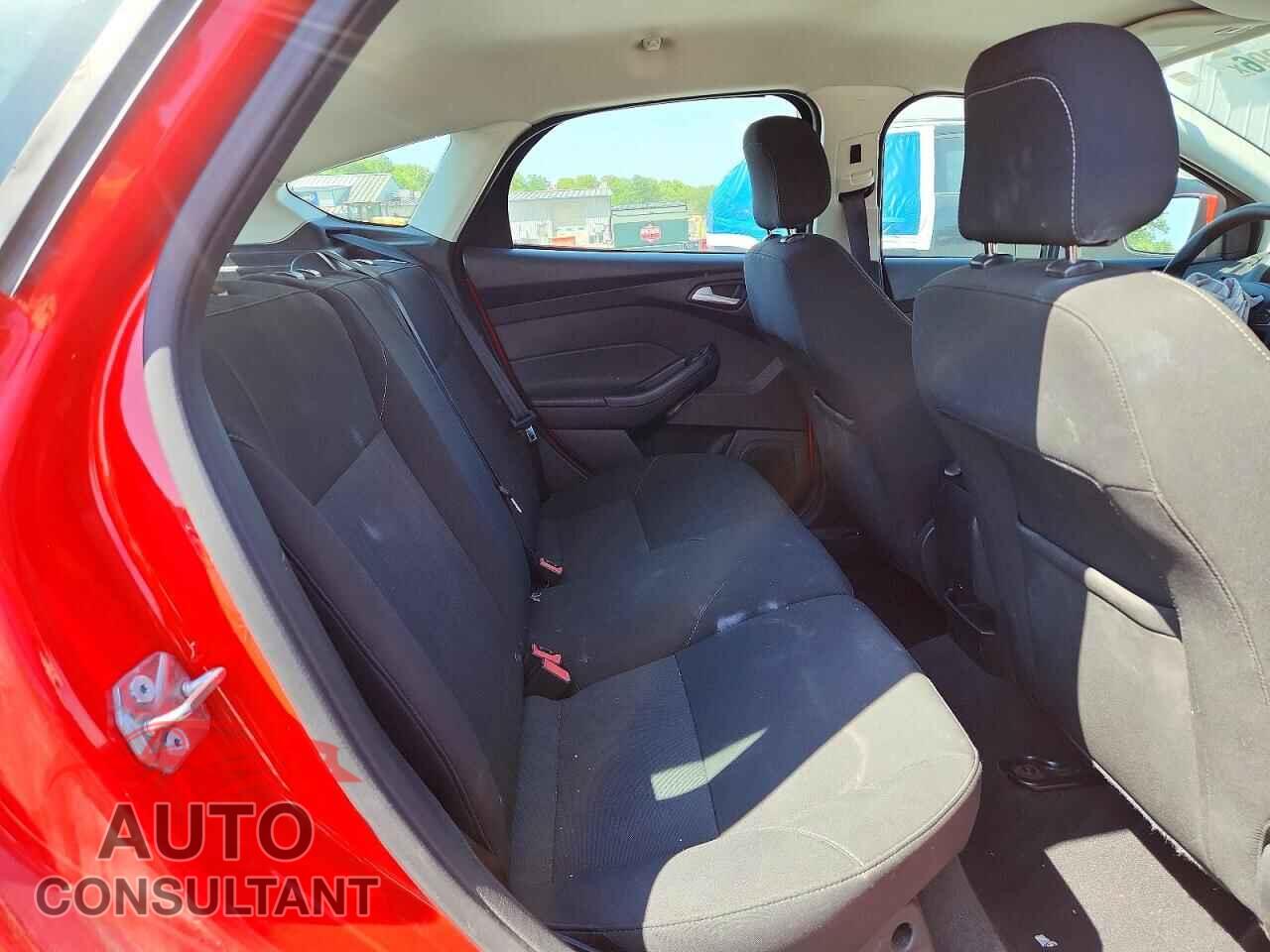 FORD FOCUS 2015 - 1FADP3K2XFL208655
