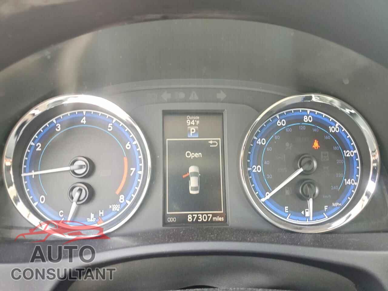 TOYOTA COROLLA 2018 - 5YFBURHEXJP780520
