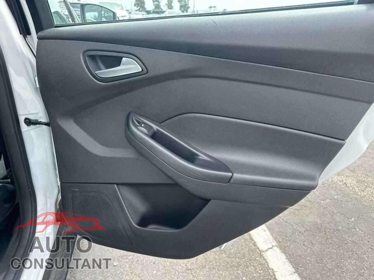 FORD FOCUS 2017 - 1FADP3F24HL271585